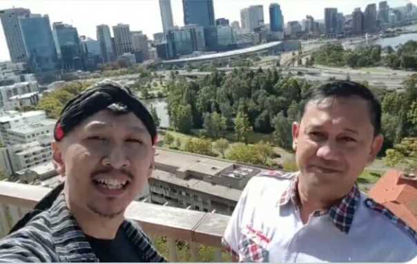 Permadi alias Abu Janda bersama Denny Siregar di Australia
