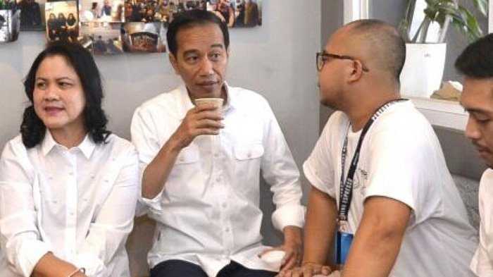 Jokowi minum jamu