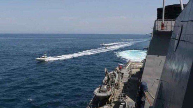 Armada AS Dikepung Selusin Kapal Perang IRGCN di Teluk Persia
