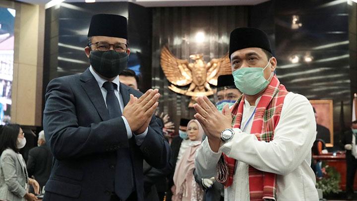 Gubernur DKI Jakarta Anies Baswedan (kiri) didampingi Wakil Gubernur DKI Jakarta terpilih Ahmad Riza Patria (kanan)