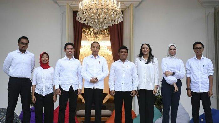 Presiden Joko Widodo (keempat kiri) bersama staf khusus yang baru dari kalangan milenial (kiri ke kanan)