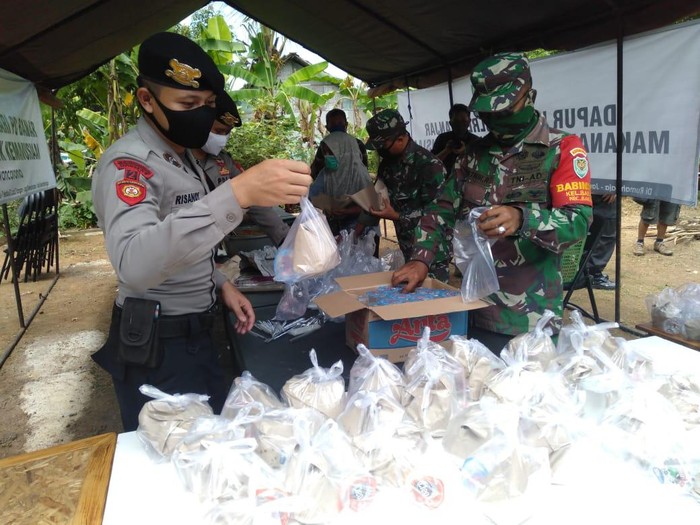 Bantu Masyarakat Terdampak Corona, Polisi-TNi di Banjar Dirikan Dapur Umum