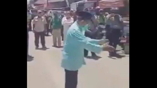 Video Viral, Seorang Ustadz Turun ke Jalan Ceramahi Warga yang Masih Jamaah Di Masjid