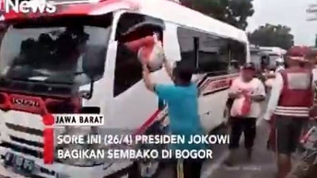 Lagi, Viral Jokowi Bagikan Sembako Di Jalanan, “Pak, Anda Dipilih Bukan untuk Jadi Santa Claus!”