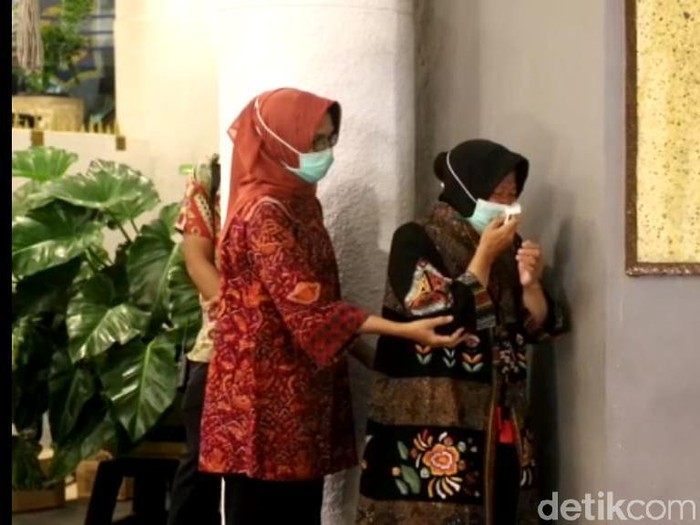 Wali Kota Surabaya Tri Rismaharini menangis haru/Foto: Deny Prastyo Utomo