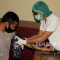 Seorang pasien positif COVID-19 yang sudah dinyatakan sembuh melakukan tes tekanan darah di kantor Palang Merah Indonesia (PMI) - ilustrasi