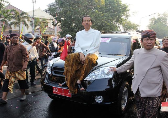 Aktivis Politik: Kumpulkan Dana Covid-19, Paduka Yang Mulia Presiden Jokowi Bisa Lelang Mobil Esemka
