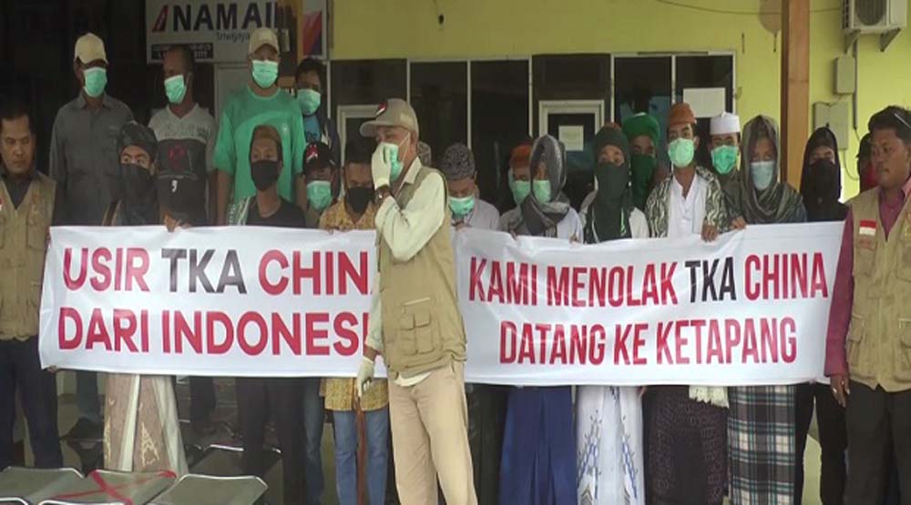Puluhan warga mendemo rencana kedatangan TKA China di Bandara Rahadi Oesman Kabupaten Ketapang, Kalimantan Barat,
