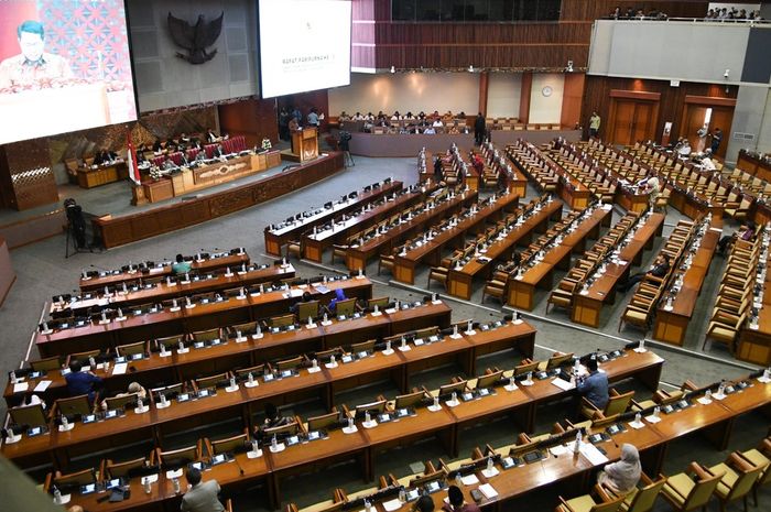 Aggota DPR mengikuti Rapat Paripurna di Kompleks Parlemen, Senayan