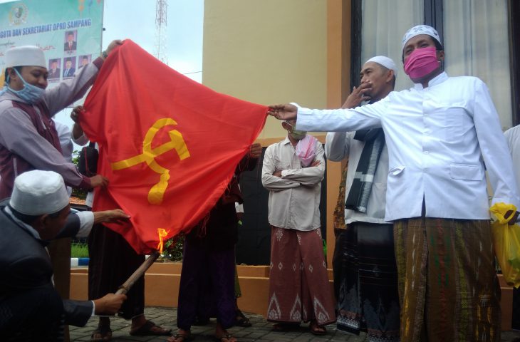Kyai dan Ulama Bakar Bendera PKI di DPRD Sampang