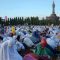 Umat Islam melaksanakan salat Idul Fitri.