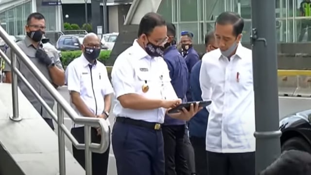 Presiden Jokowi (kanan) berbincang dengan Gubernur DKI Jakarta, Anies Baswedan tinjau kesiapan penerapan prosedur standar New Normal di sarana publik