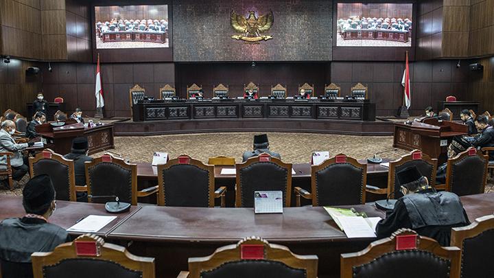 Suasana sidang Pengujian Materiil Peraturan Pemerintah Pengganti Undang-Undang Republik Indonesia Nomor 1 Tahun 2020 di Mahkamah Konstitusi, Jakarta, Selasa 28 April 2020