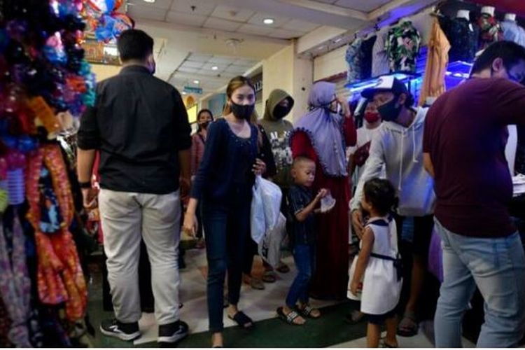 Pengunjung, termasuk anak-anak, ikut berbelanja di Mal Ciledug, Kota Tangerang, Banten, Selasa (19/5/2020).
