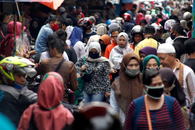 Warga memadati Pasar Cisarua, Kabupaten Bogor, Jawa Barat, Kamis (21/5). Foto: ANTARA FOTO/Yulius Satria Wijaya