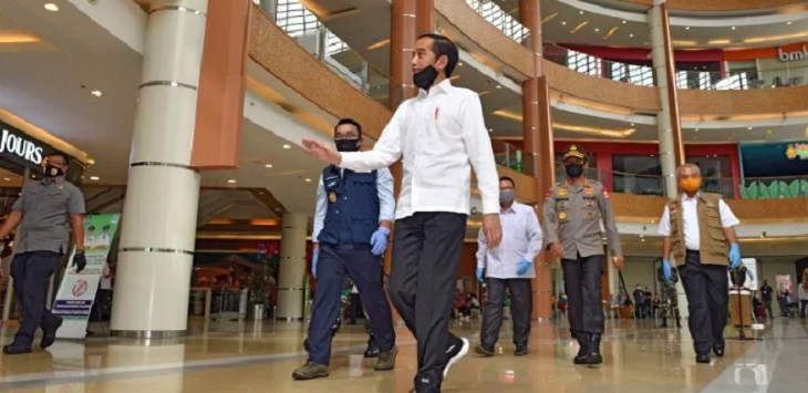 Gubernur Jawa Barat, Ridwan Kamil mendampingi Presiden Jokowi meninjau Summarecon Mal Bekasi, Jawa Barat, Selasa (26/5/2020) dalam rangka persiapan penerapan New Normal. ft/antara
