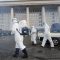 Petugas menyemprotkan cairan disinfektan pada fasilitas umum di Korea Selatan untuk mencegah penyebaran wabah corona (Covid-19). (Foto: AFP)