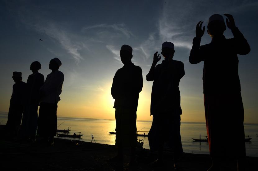 warga beribadah (ilustrasi) (Foto: ANTARA/Zabur Karuru)