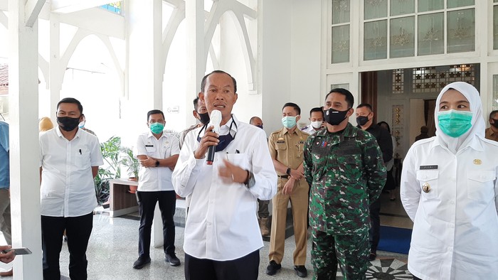 Foto: Wali Kota Palembang Harnojoyo (tengah-pegang mic)/(Raja Adil-detikcom)