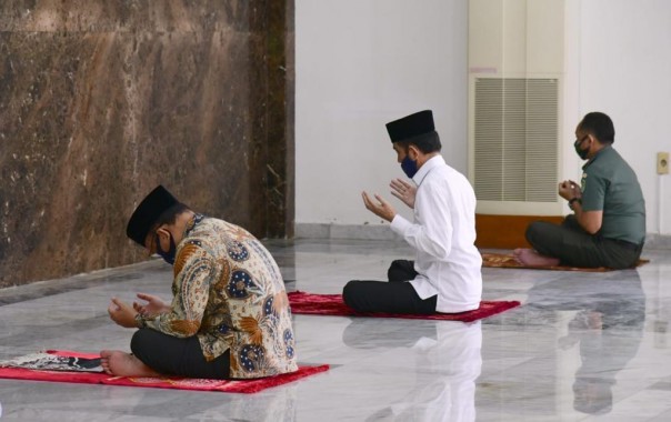 Presiden Joko Widodo saat shalat Jumat di Masjid Baitussalam di kompleks Istana Bogor