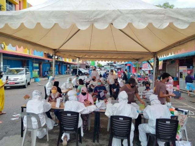 Pedagang di Pasar Mega Legenda menjalani rapid test massal. (Foto: Ilustrasi/Dok. Batamnews/Kumparan.com)