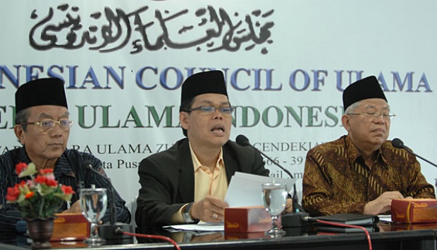 Wakil Sekjen Majelis Ulama Indonesia (MUI), Natsir Zubaidi (kiri), Wakil Sekjen MUI Amirsyah Tambunan (tengah), dan ketua Bidang Fatwa MUI Ma'ruf Amien