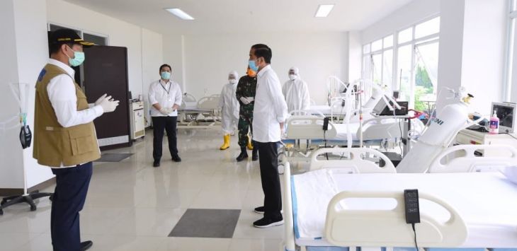 Presiden Jokowi saat meninjau Rumah Sakit Darurat Wisma Atlet