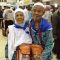 Engkong Madinah memeluk istrinya Nek Kunyil setibanya di Asrama Haji Pondok Gede