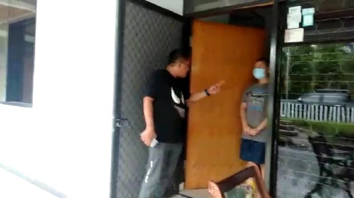 Viral Kabiro Humas Protokoler Pemprov Sulteng mendatangi rumah Bendum Gerindra Sulteng disertai ancaman saling bunuh. (Screenshot Video Viral)(Foto: Detik.com)