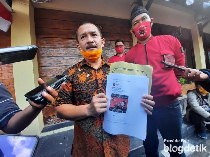 Ketua DPC PDIP Yogyakarta menunjukkan salah satu akun yang dilaporkan ke Polda DIY. (Jauh Hari Wawan S./detikcom)