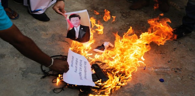 Pasca bentrokan di perbatasan, Warga India membakar foto Presiden China Xi Jinping/Net (Foto: Rmol.id)