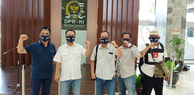 Ketua Majelis ProDEM Iwan Sumule (kedua) kiri bersama para aktivis lain saat menolak pengesahan Perppu Corona di DPR