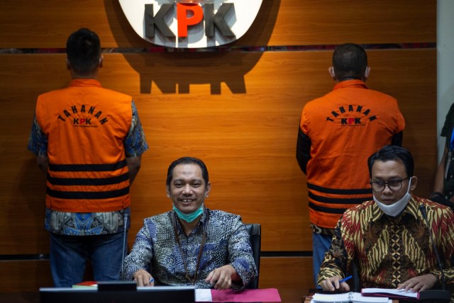 Eks Sekretaris MA, Nurhadi, dan menantunya, Rezky Herbiyono (keduanya memakai rompi oranye) saat konferensi pers di Gedung KPK