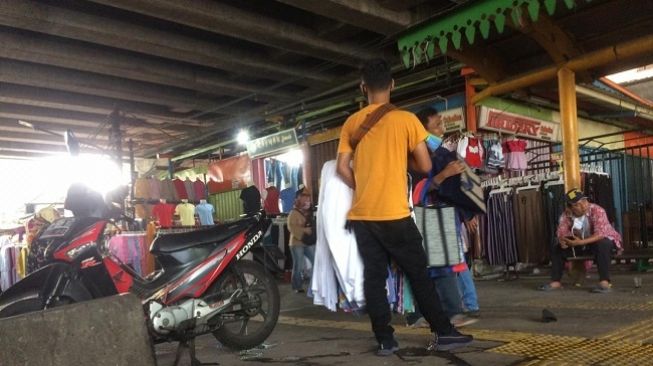 Pedagang Pasar Tanah Abang berjualan di trotoar, Selasa (9/6/2020). (Suara.com/Arga)