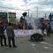 Massa pengunjuk rasa yang mencoba masuk di Bandara Haluoleo Kendari, menolak kedatangan 500 TKA asal China di Sulawesi Tenggara, namun dihalau oleh Brikade kepolisian, Selasa, 23 Juni 2020. (foto: ANTARA/Harianto)