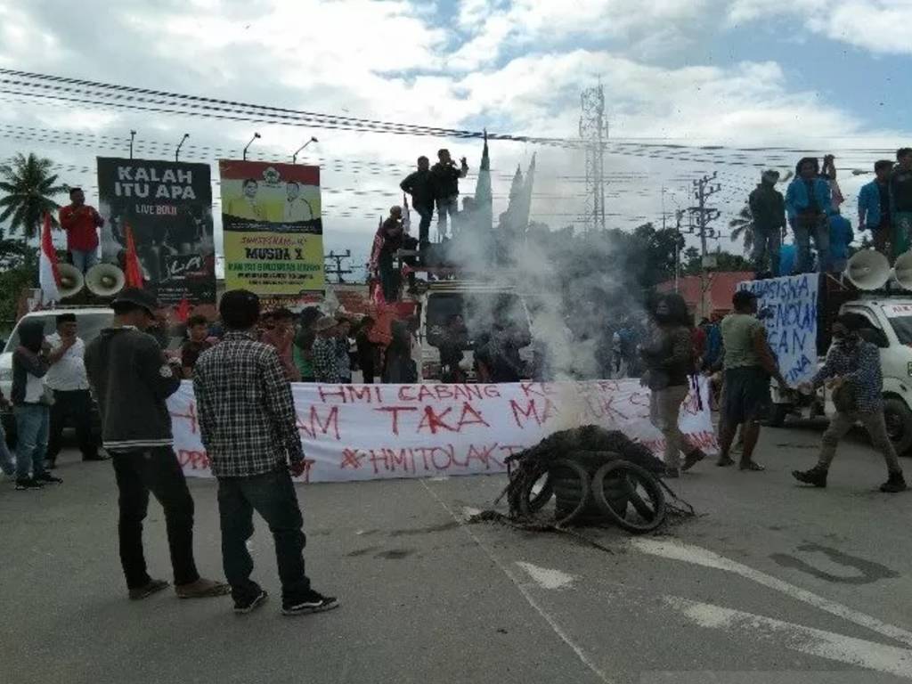 Massa pengunjuk rasa yang mencoba masuk di Bandara Haluoleo Kendari, menolak kedatangan 500 TKA asal China di Sulawesi Tenggara, namun dihalau oleh Brikade kepolisian, Selasa, 23 Juni 2020. (foto: ANTARA/Harianto)