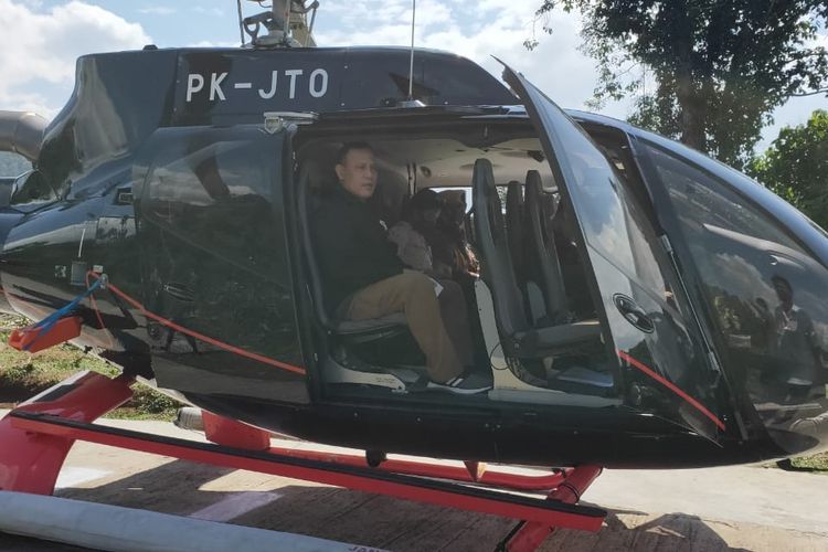 Ketua KPK Firli Bahuri menumpangi helikopter dalam perjalanannya di Sumatera Selatan, Sabtu (20/6/2020).(Dokumentasi/MAKI)(Foto: Kompas.com)