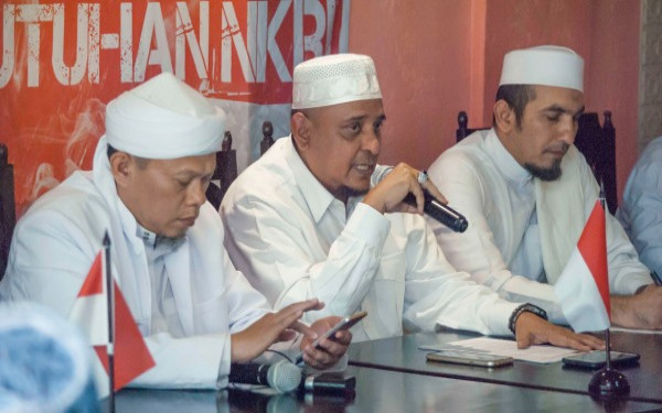 Ustaz Yusuf Muhammad Martak (tengah). (Foto: Istimewa - for JPNN.com)