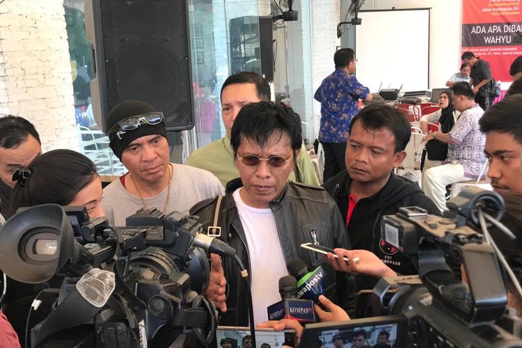 Anggota DPR RI Fraksi PDI Perjuangan Adian Napitupulu ketika ditemui di Warung Komando, Tebet, Jakarta Selatan, Minggu (19/1/2020).(KOMPAS.com/Devina Halim)