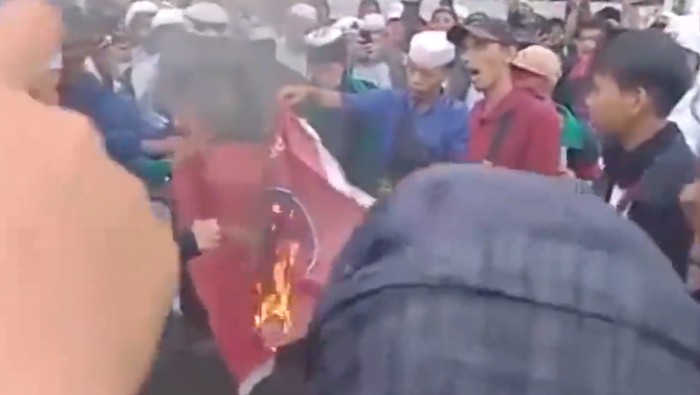 Bendera PDIP dibakar. (Foto: 20detik)