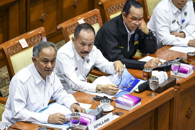 Kepala Badan Narkotika Nasional (BNN) Komjen Pol Heru Winarko (kiri) mengikuti Rapat Dengar Pendapat (RDP) dengan Komisi III DPR RI di komplek Parlemen, Jakarta, Kamis (21/11/2019). Rapat tersebut membahas rencana strategis BNN dan BNNP serta hasil pemeriksaan BPK semester I tahun 2019. ANTARA FOTO/Galih Pradipta/nz(ANTARA FOTO/GALIH PRADIPTA)