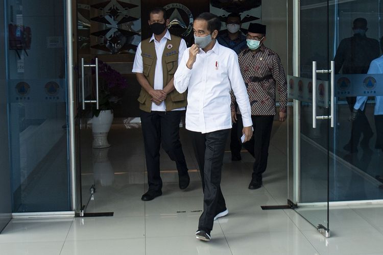 Presiden Joko Widodo (tengah) berjalan didampingi Ketua Gugus Tugas Nasional COVID-19 Letjen TNI Doni Monardo (kiri) dan Menko PMK Muhadjir Effendy (kanan) di Graha Badan Nasional Penanggulangan Bencana (BNPB), Jakarta Timur, Rabu (10/6/2020). Presiden mengunjungi Kantor Gugus Tugas Nasional COVID-19 yang berada di BNPB untuk memantau secara langsung penanganan COVID-19 di tanah air. ANTARA FOTO/POOL/Sigid Kurniawan/aww.(ANTARA FOTO/SIGID KURNIAWAN)