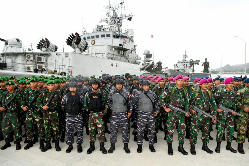 Prajurit TNI berbaris saat mengikuti upacara Operasi Siaga Tempur Laut Natuna 2020 di Pangkalan TNI AL, Ranai, Kepulauan Natuna, awal tahun ini. | ANTARA FOTO/M RISYAL HIDAYAT