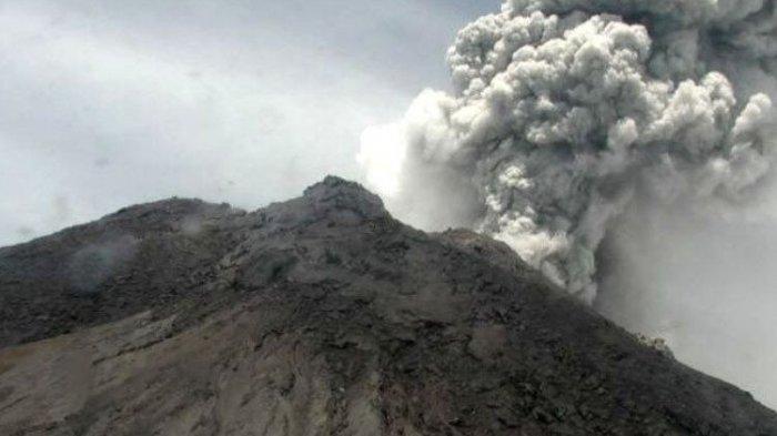 Gunung Merapi di Jawa Tengah mengalami erupsi dan memuntahkan asap dengan tinggi kolom mencapai 5.000 meter dari puncak pada Jumat (27/3/2020). ANTARA/HO/BPPTKG/pri. (antaranews)