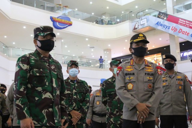 Panglima TNI Marsekal Marsekal Hadi Tjahjanto dan Kapolri Idham Azis saat berada di salah satu Mall di Batam meninjau kesiapan New Normal.