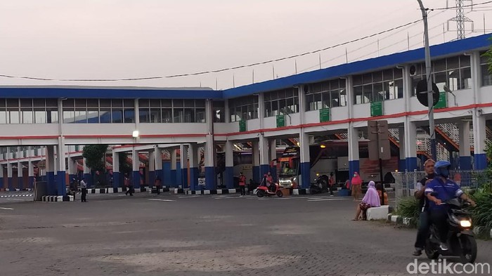 Suasana Terminal Purabaya saat PSBB berakhir (Foto: Hilda Meilisa Rinanda/detikcom)