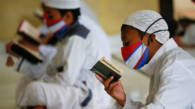 Santri mengaji dengan menggunakan masker dan menerapkan jarak fisik di Pondok Pesantren Daarul Qur'an Al Kautsar, Bogor. (Foto: REUTERS/Willy Kurniawan/Kumparan.com)