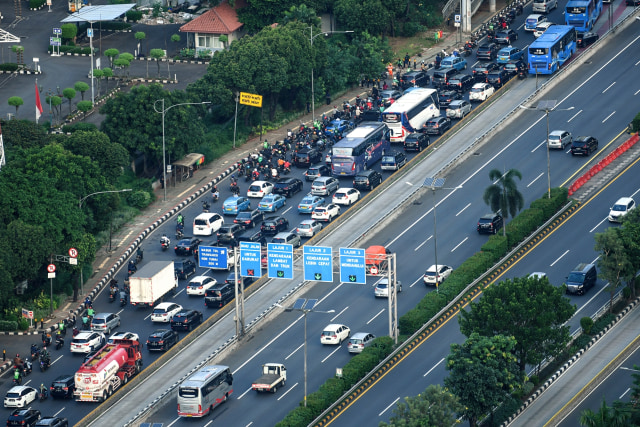 Sejumlah kendaraan memadati ruas jalan di kawasan Semanggi, Jakarta, Selasa (19/5/2020). (Foto: ANTARA FOTO/Muhammad Adimaja)