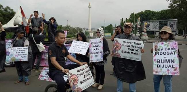 Ketua Majelis ProDEM Iwan Sumule (bersepeda) saat beraksi bersama aktivis ProDEM di sebrang Istana Merdeka pada Oktober 2017 lalu