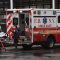 Seorang perempuan berusia lanjut diturunkan dari ambulans untuk menjalani perawatan di NYU Langone Health Center, New York. Kota New York menjadi "pusat" penyebaran virus corona di Amerika. ( Foto: AFP )